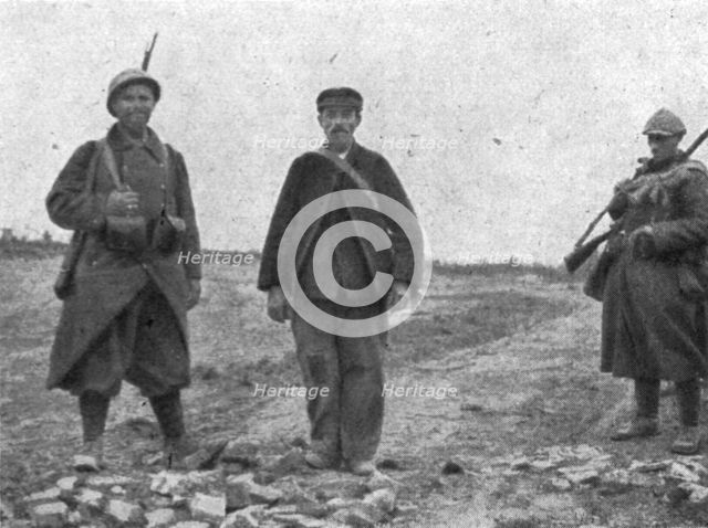 'La Bataille de la Somme; un habitant de Belloy-en Santerre, demeure dans le village et..., 1916. Creator: Unknown.