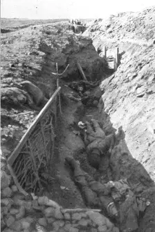'La Bataille de la Somme; Une ancienne premiere ligne de l'ennemi 1916. Creator: Unknown