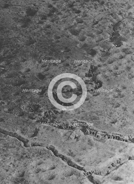 'La bataille de la Somme vue d'un aeroplane, a 200 metres de hauteur; Pendant l'attaque de..., 1916. Creator: Unknown.