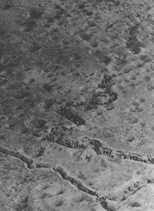 La bataille de la Somme vue d'un aeroplane, a 200 metres de hauteur; Pendant l'attaque de..., 1916. Creator: Unknown