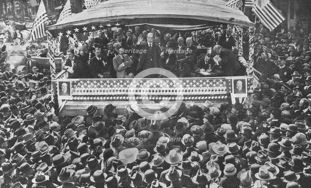 'La bataille presidentielle aux etats-unis; M. Hughes discourant du haut d'une estrade..., 1916. Creator: Underwood & Underwood.