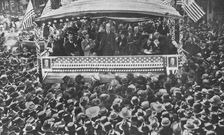 La bataille presidentielle aux etats-unis; M. Hughes discourant du haut d'une estrade..., 1916. Creator: Underwood & Underwood