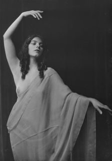 La Barre, Madrienne, Miss, portrait photograph, 1917 Nov. 9. Creator: Arnold Genthe