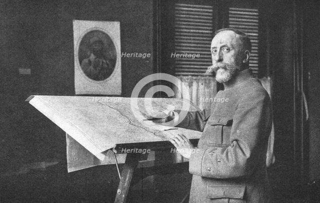 'La general de Villaret dans la piece ou il travaille', 1916. Creator: Unknown.