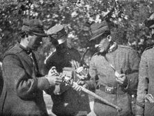 La grande attaque du Carso (aout 1916); Officiers italiens examinant une massue autrichienne 1916 Creator: Unknown