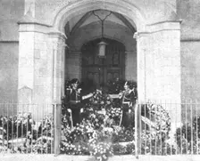 "La Guerre a L'Allemande"; A Geneve: exposition, sous le porche du temple de Plainpalais..., 1918. Creator: Unknown