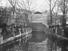 "La Guerre a L'Allemande"; au Luxembourg: la fontaine Medicis 1918. Creator: Unknown