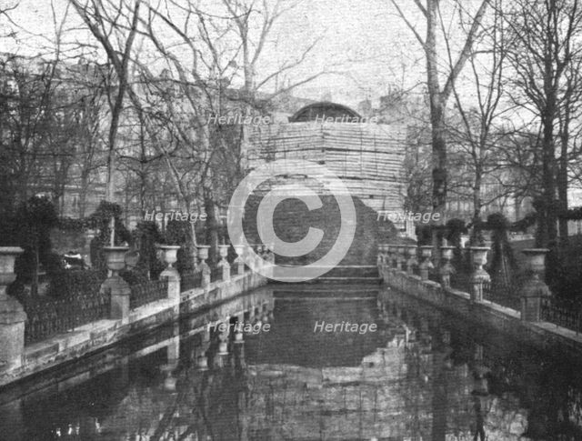 ' "La Guerre a L'Allemande"; au Luxembourg: la fontaine Medicis', 1918. Creator: Unknown.