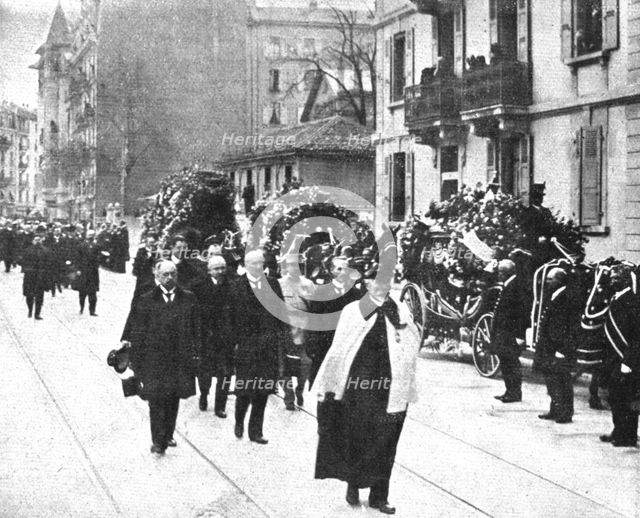 ' "La Guerre a L'Allemande"; Le cortege: derriere l'huissier en manteau aux cou'eurs..., 1918. Creator: Unknown.