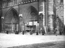 "La Guerre a L'Allemande"; les portails de Notre-Dame proteges par des sacs de terre 1918. Creator: Unknown