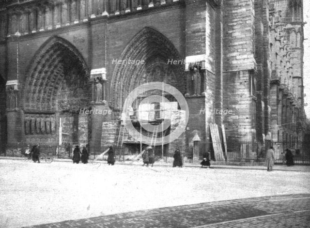 ' "La Guerre a L'Allemande"; les portails de Notre-Dame proteges par des sacs de terre', 1918. Creator: Unknown.