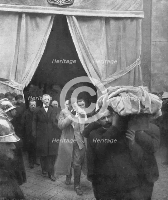 ' "La Guerre a L'Allemande"; un permissionnaire du front, arrive pour trouver son foyer..., 1918. Creator: Jean Clair-Guyot.