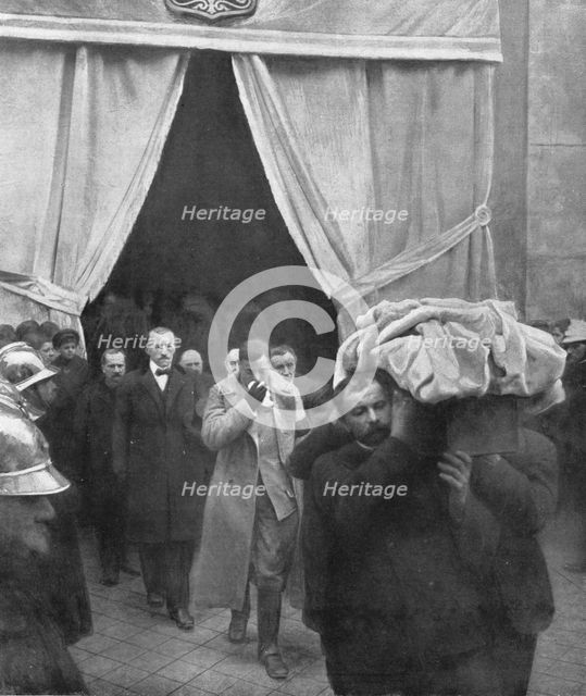 ' "La Guerre a L'Allemande"; un permissionnaire du front, arrive pour trouver son foyer..., 1918. Creator: Jean Clair-Guyot.