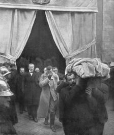 "La Guerre a L'Allemande"; un permissionnaire du front, arrive pour trouver son foyer..., 1918. Creator: Jean Clair-Guyot