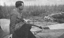 La guerre aerienne en Macedoine Grecque : un avion ennemi "Descendu" dans..., 1916. Creator: Unknown