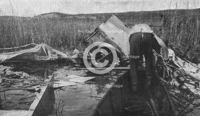 'La guerre aerienne en Macedoine Grecque : un avion ennemi "Descendu" dans le lac..., 1916. Creator: Unknown.