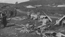 La guerre aerienne en Macedoine Grecque : un avion ennemi "Descendu" dans le lac amatovo..., 1916. Creator: Unknown