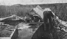 La guerre aerienne en Macedoine Grecque : un avion ennemi "Descendu" dans le lac..., 1916. Creator: Unknown