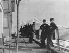 La Guerre en Belgique et en France; Un groupe de prisonniers francais malades fait..., c1916. Creator: Unknown