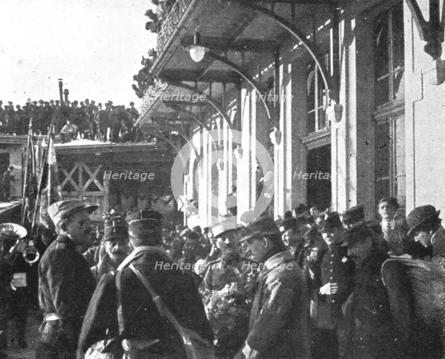 'La Guerre en Belgique et en France; devant la gare : le medecin-major de Reynier..., 1916. Creator: Unknown.