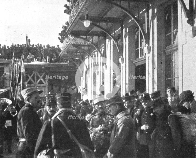 'La Guerre en Belgique et en France; devant la gare : le medecin-major de Reynier..., 1916. Creator: Unknown.