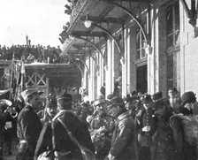 La Guerre en Belgique et en France; devant la gare : le medecin-major de Reynier..., 1916. Creator: Unknown