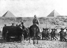 La defense de l'Egypt; Les troupes australiennes, campees un pied des Pyramides..., 1915 (1924). Creator: Unknown