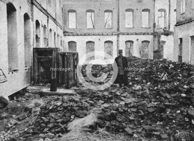 'La derniere etape de l'offensive; Les coffres-forts pilles par les Allemands dans la prefecture inc Creator: Unknown.
