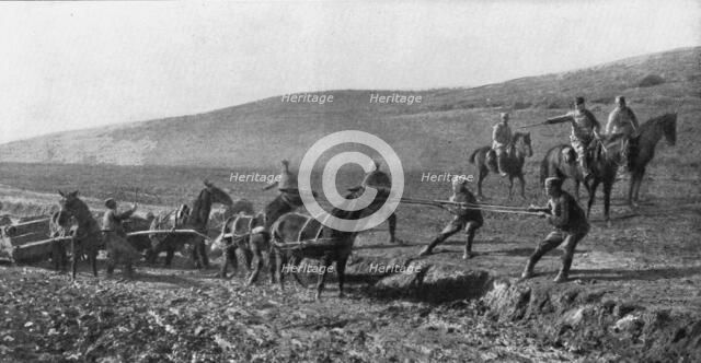 'La derniere etape de l'offensive; Les difficultes du ravitaillement a l'arriere: une araba embourbe Creator: Unknown.