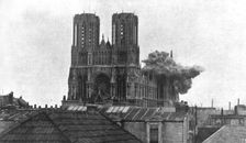 La destruction methodique de Reims; L'eclatement d'un obus de gros calibre sur le transept..., 1917 Creator: Unknown
