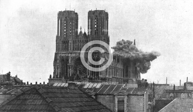 'La destruction methodique de Reims; L'eclatement d'un obus de gros calibre sur le transept..., 1917 Creator: Unknown.