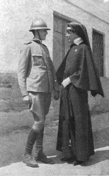 La famille du duc d'Aoste en France; La duchesse d'Aoste et son fils aine, le prince Amedee 1916. Creator: Unknown