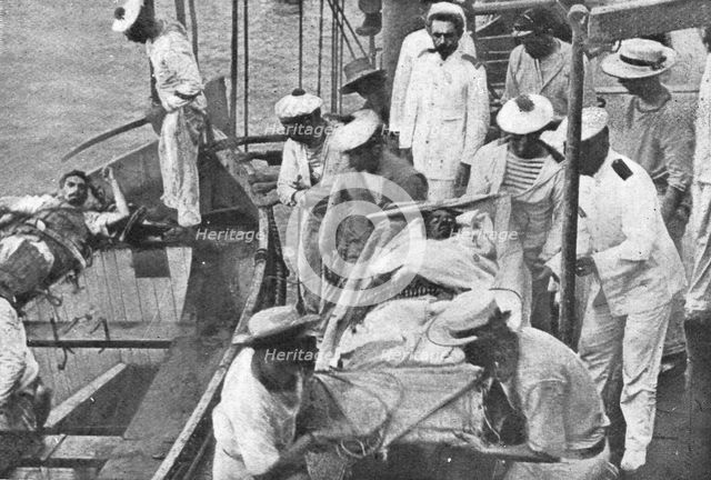 'La fin de L' "Emden"; Les blesses de "Emden" sont embarques a bord du "Sydney"', 1914. Creator: Unknown.