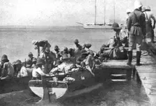 La fin de L "Emden"; Un groupe de "Emden" avait debarque sur l'ile Direction 1914. Creator: Unknown
