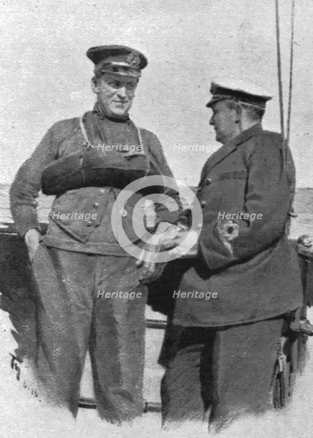 ''La flotte d'avant-garde; le dragage des mines. Le commandant du trawler et son skipper', 1916. Creator: Unknown.