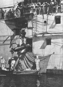 La flotte Francaise en orient; Une torpille repechee est rentree par un sabord 1916. Creator: Unknown