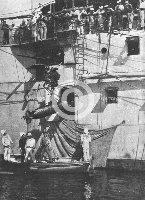 'La flotte Francaise en orient; Une torpille repechee est rentree par un sabord', 1916. Creator: Unknown.