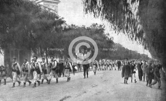 'La journee du 1 decembre 1916, A Athenes; L'entrée des marins francais, dans la matinee', 1916. Creator: Unknown.