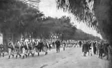 La journee du 1 decembre 1916, A Athenes; L'entrée des marins francais, dans la matinee 1916. Creator: Unknown