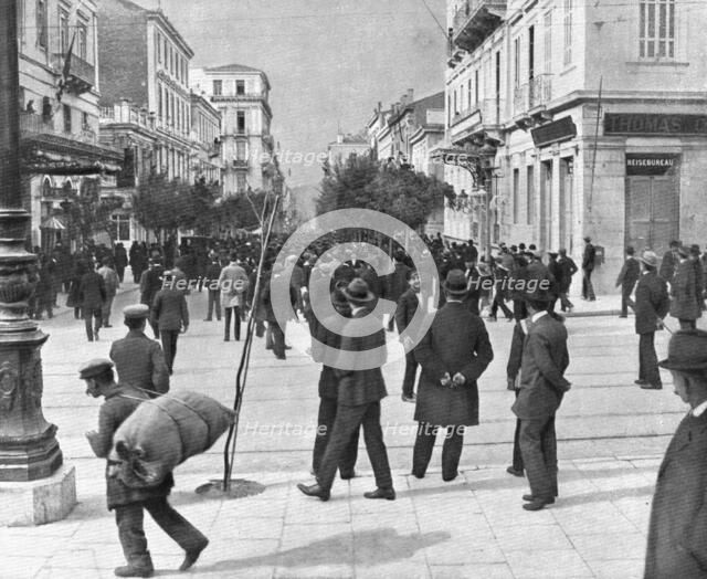 'La journee du 1 decembre 1916, A Athenes; Les premieres manifestations de la foule sur la place de  Creator: Unknown.