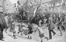 'La joie de Paris; Des canons de campagne allemands, qui avaient ete reunis place de la..., 1918. Creator: Louis Remy Sabattier