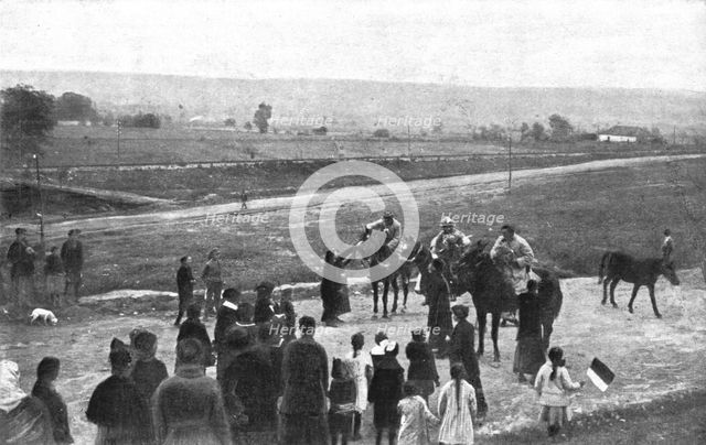 ''La liberation de la Serbie; des eclaireurs francais accueillis en liberateurs aux abords..., 1918. Creator: Unknown.