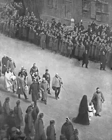 La mort de l'empereur d'autriche ; le nouveau couple imperial et les representants des puissances c Creator: Vereenigde Fotobureaux Amsterdam