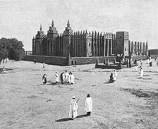 La mosquee de Djenne reconstruite en 1907, d'apres les plans de l'ancienne; L'Ouest Africain 1914. Creator: Unknown