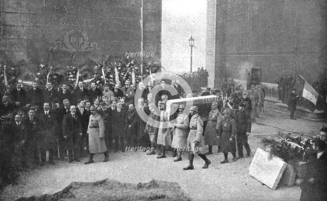 'La mise au tombeau; descendu de la salle haute de l'Arc de Triomphe, ou il avait ete depose...1920. Creator: Unknown.