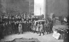 La mise au tombeau; descendu de la salle haute de l'Arc de Triomphe, ou il avait ete depose...1920. Creator: Unknown