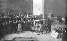 La mise au tombeau; descendu de la salle haute de l'Arc de Triomphe, ou il avait ete depose...1920. Creator: Unknown