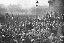 La mise au tombeau; Penches sur l'ouverture du caveau, huit soldats descendent le cercueil..., 1920 Creator: Unknown