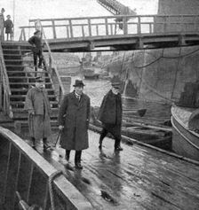 La Mission Joffre-Viviani en Amerique; Arrivee, sur le ponton d'embarquement, le 18 avril 1917. Creator: Unknown