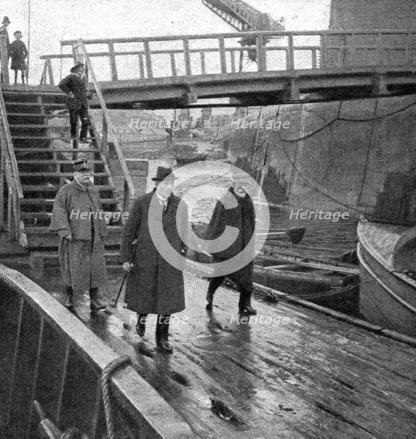 'La Mission Joffre-Viviani en Amerique; Arrivee, sur le ponton d'embarquement, le 18 avril 1917. Creator: Unknown.